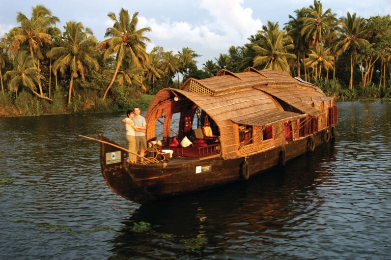 Explore Alleppey deluxe-houseboat-bedroom-alleppey.jpg