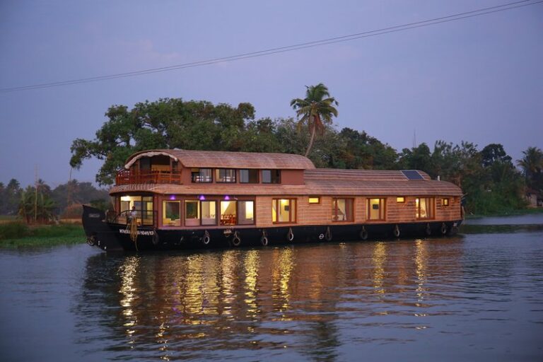 Explore Alleppey kerala-houseboat-dining-alappuzha.jpg